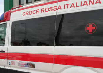 Malore in spiaggia a Cirò Marina: muore 54enne, intervento immediato dell’ambulanza della Croce Rossa