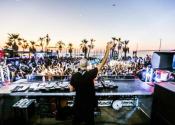 In Sardegna sì alle serate in discoteca e in altri locali notturni, solo all’aperto