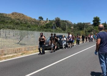 Sbarcati 48 migranti in Calabria: avvistati sulla SS106 a piedi, fermato presunto scafista