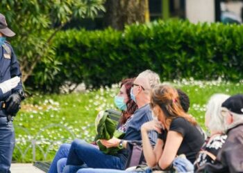 Coronavirus, in Calabria nuova ordinanza: Obbligo delle mascherine in tutti i luoghi chiusi e all’aperto accessibili al pubblico