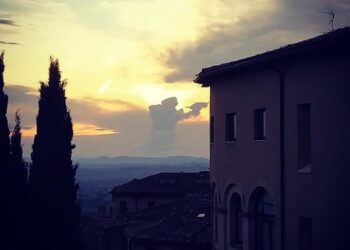 San Francesco tra le nuvole di Assisi… la foto che impazza sul web