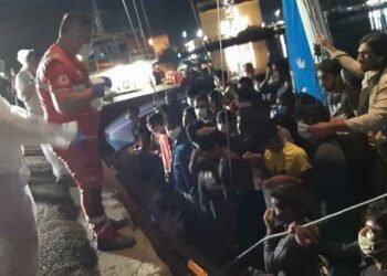 62 migranti sbarcati nel porto Crotone, arrivati su barca a vela