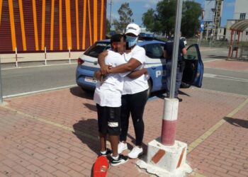 Bambino disperso in un centro commerciale di Crotone, ritrovato dalla Polizia