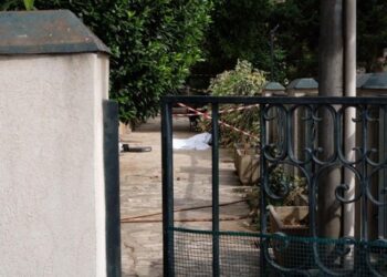 Colpito da montacarichi mentre installa condizionatore, muore sul colpo 40enne