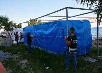 Crotone: sequestrata dalla Polizia area demaniale marittima occupata da 12 roulotte