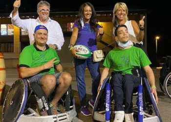 Giusy Versace dona due sedie sportive da rugby alla squadra di Vicenza 4 Cats