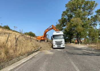 Iniziati i lavori di rimozione detriti e sistemazione asfalto sulla Strada da Foresta di Petilia Policastro a Mesoraca