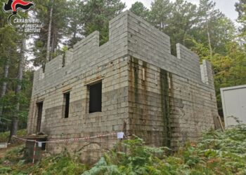 Mesoraca: sorpresi due operai mentre soprelevano un piano abusivamente, denunciati