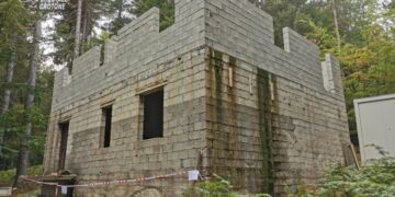 Mesoraca: sorpresi due operai mentre soprelevano un piano abusivamente, denunciati