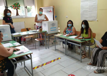 Referendum e Comunali in Calabria: affluenza alle urne, scrutinio inizierà oggi alle 9:00