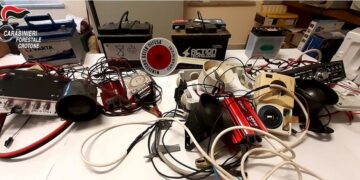 Caccia: Rinvenuti e sequestrati richiami elettroacustici nel territorio di Cirò