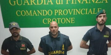 Crotone, “Operazione San Domenico” della Finanza: smantellata piazza di spaccio davanti a oratorio, arrestato 31enne