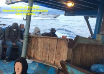 Due imbarcazioni fermate nelle acque di Capocolonna e almeno 8 sospetti scafisti individuati dalla Guardia di Finanza