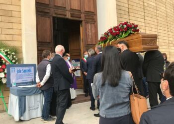 Il feretro del presidente Santelli nella chiesa di San Nicola a Cosenza