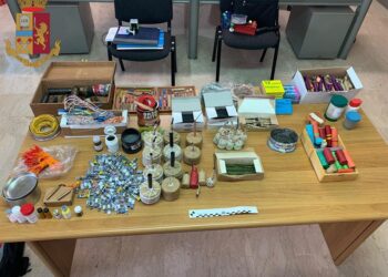 Isola Capo Rizzuto: beccato dalla Polizia con Armi, droga ed esplosivi in casa, arrestato