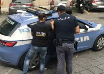 Furto 11 paia di scarpe in negozio di Corso Mazzini a Cosenza, 2 donne finiscono in manette
