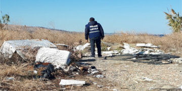 Abbandono rifiuti nel territorio di Strongoli: denunciate otto persone dalla polizia locale