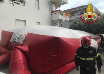 Si barrica in casa e minaccia il suicidio, salvato dai Vigili del fuoco