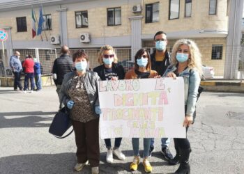 Tirocinanti in servizio al Comune di Cirò Marina in protesta davanti la Prefettura di Crotone