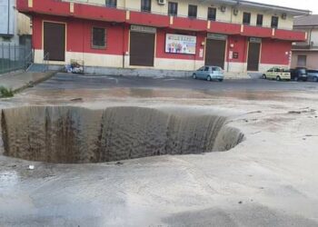 Allerta Meteo: A Isola Capo Rizzuto gli allagamenti creano una voragine in piazza
