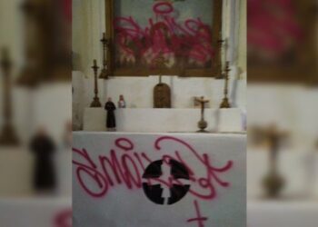 Atto vandalico nella chiesa di Castrovillari, imbrattato altare con bomboletta spray