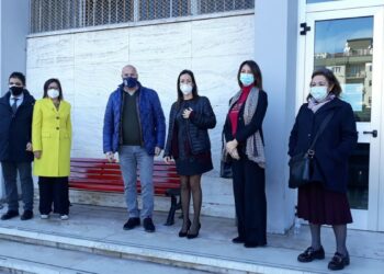 Crotone: Collocata una panchina rossa davanti al Palazzo di Giustizia