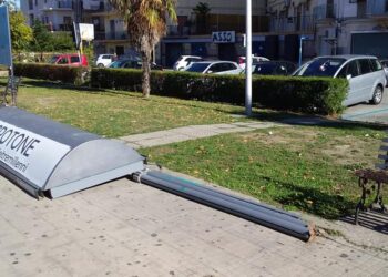 Crotone: caduta pensilina in Corso Mazzini, nessun ferito