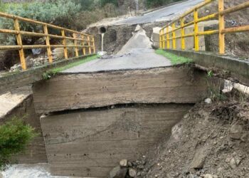 Crotone, il maltempo a Melissa fa crollare un ponte. Il Sindaco: “Restate a casa”