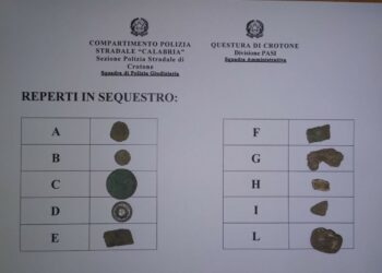 Crotone, poliziotti liberi dal servizio sorprendono e denunciano due tombaroli