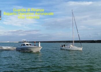 Intercettata dalla Finanza una imbarcazione con 52 migranti a bordo a largo di Capo Colonna, fermati due russi