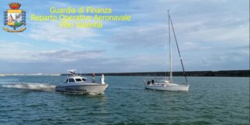 Intercettata dalla Finanza una imbarcazione con 52 migranti a bordo a largo di Capo Colonna, fermati due russi