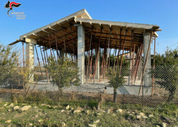 Isola Capo Rizzuto: Sequestrato fabbricato abusivo in costruzione, denunciato il responsabile