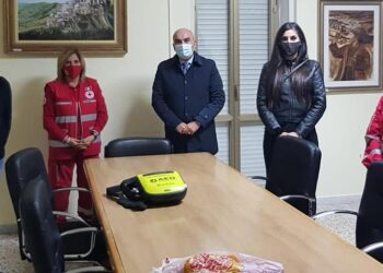 Melissa: l’Amministrazione comunale dona un defibrillatore alla sede locale della Croce Rossa Italiana