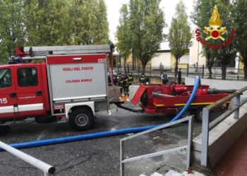 Maltempo a Crotone, proseguono i soccorsi dei Vigili del Fuoco, chiusa strada per Capo Colonna