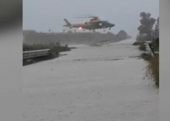 Maltempo: piove ancora, bloccata statale 106 nei pressi del ponte su fiume Neto