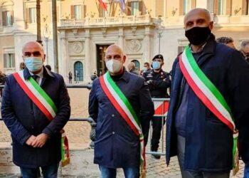 Sanità in Calabria, Sit-in dei sindaci a Roma: “Stop al commissariamento”, presenti Falbo, Mercuri e Bruno