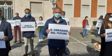 Crotone, continua in modo silenzioso in Piazza della Resistenza la protesta del settore commerciale contro l’istituzione della zona rossa