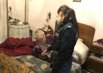 Anziana cade in casa, salvata dai poliziotti che senteno le sue grida di disperazione