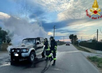 Auto in fiamme in Loc. Sant’Andrea di Isola Capo Rizzuto, intervenuti i Vigili del Fuoco