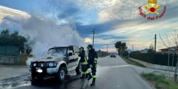 Auto in fiamme in Loc. Sant’Andrea di Isola Capo Rizzuto, intervenuti i Vigili del Fuoco