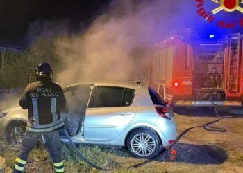 Auto in fiamme in via Botteghelle a Crotone, intervenuti prontamente i Vigili del fuoco