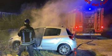 Auto in fiamme in via Botteghelle a Crotone, intervenuti prontamente i Vigili del fuoco