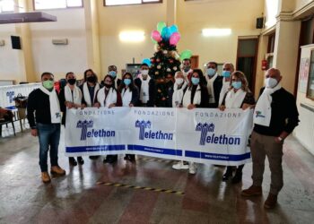 Cirò Marina, Albero di Natale donato al Comune dal negozio Globo e allestito con decorazioni donate da Telethon