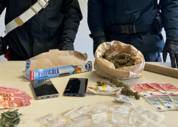 Cirò Marina, fermati con droga in auto: un arresto e una denuncia