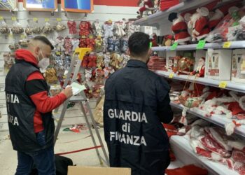 Controlli della Guardia di Finanza: sequestrati oltre 17.000 articoli natalizi