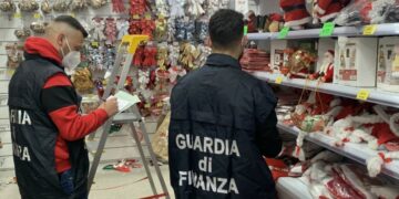 Controlli della Guardia di Finanza: sequestrati oltre 17.000 articoli natalizi