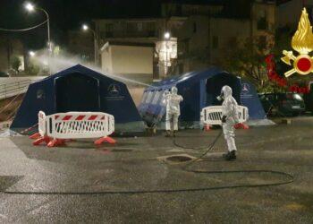 Coronavirus: 3 Vigili del Fuoco liberi dal servizio in supporto al Comune di Cotronei per la disinfezione del paese