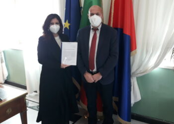 Crotone: Consegnata una petizione di 2100 genitori per la sospensione della didattica in presenza