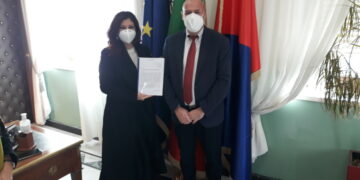 Crotone: Consegnata una petizione di 2100 genitori per la sospensione della didattica in presenza