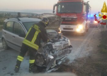 Crotone: Incidente stradale sulla SS 106, auto perde il controllo e si schianta contro il guard rail